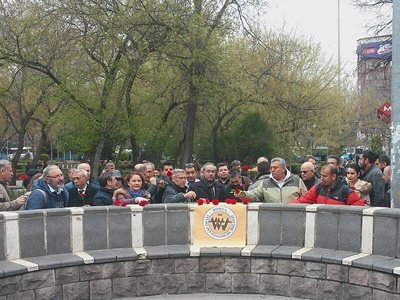 ANKARADAKİ BOMBALI SALDIRIDA HAYATINI KAYBEDENLERİN ANISINA PATLAMANIN OLDUĞU YEREKARANFİL BIRAKILDI