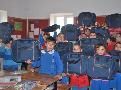 ŞEHİT ALİCAN GÖKÇAY İLKÖĞRETİM OKULU`NA ÇANTA YARDIMI