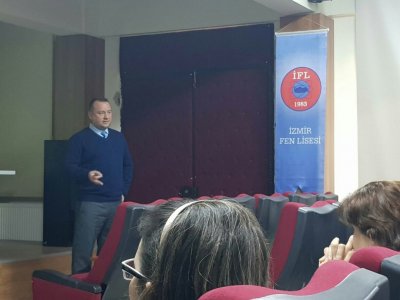 TÜRKİYE`NİN EN DEĞERLİ VE KÖKLÜ EĞİTİM KURUMLARINDAN İZMİR FEN LİSESİ`NDE MESLEK TANITIM VE TEMEL AFET BİLİNCİ EĞİTİM SUNUMU YAPILDI