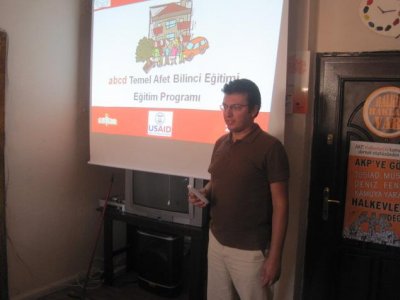 ÇİĞLİ HALK EVİ`NDE TEMEL AFET BİLİNCİ EĞİTİMİ KONULU SEMİNER GERÇEKLEŞTİRİLDİ