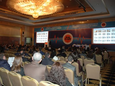 TÜRKİYE 19 ULUSLARARASI JEOFİZİK KONGRE VE SERGİSİ 2 VE 3 GÜNLERİNDE 132 SÖZLÜ BİLDİRİ VE 44 POSTER BİLDİRİ SUNULMUŞTUR